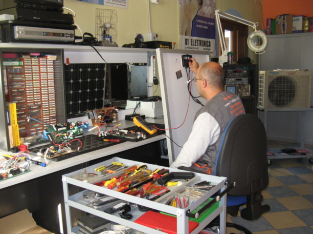 Controllo in Laboratorio, riparazione pannello fotovoltaico Oristano - Sardegna